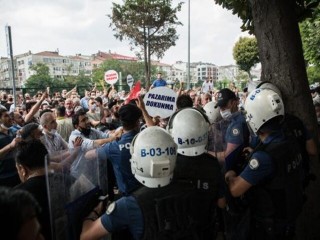 Belediye binasını yumurta yağmuruna tuttular! Arbede yaşandı