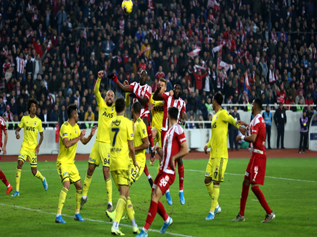 Sivasspor evinde Fenerbahçe'yi 3-1 mağlup etti