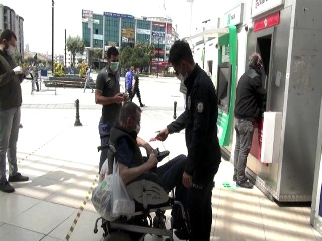 Esenyurt’ta ATM'den parasına çekemeyen engelliye polis yardım etti