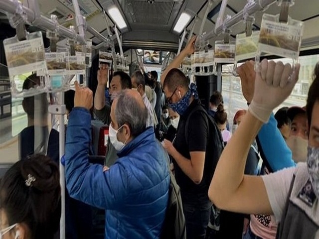 Metrobüs kalabalığı yolcuları isyan ettirdi