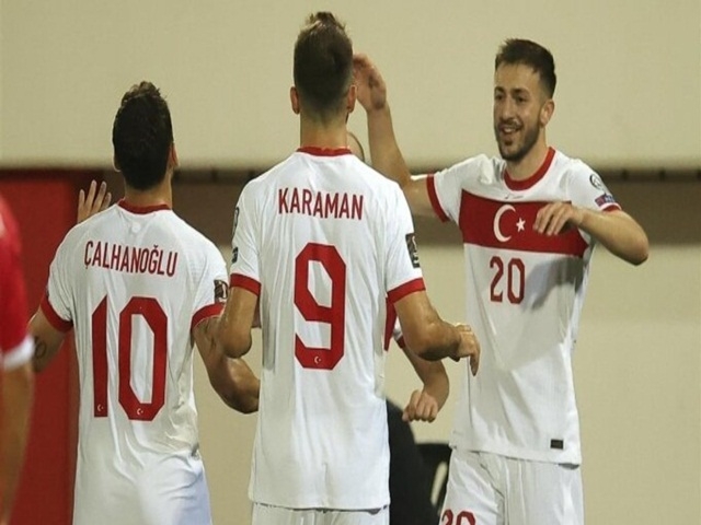 Hollanda-Türkiye maçının ilk 11'leri