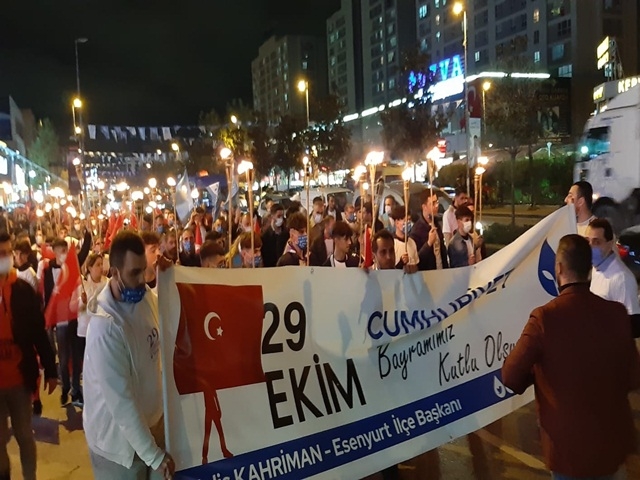 Esenyurt Deva 29 Ekim Cumhuriyet Bayramını fener alayıyla kutladı