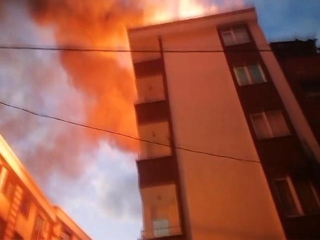 Esenyurt'ta bir binanın çatısı alev alev yandı