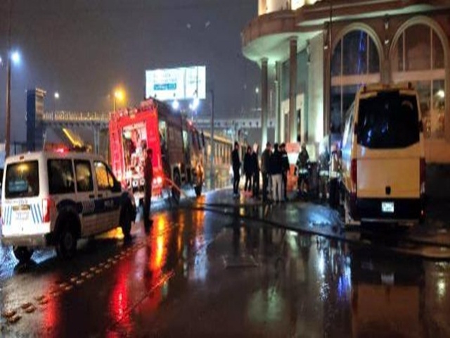 Esenyurt'ta akaryakıt istasyonunda minibüs yangını korkuya neden oldu