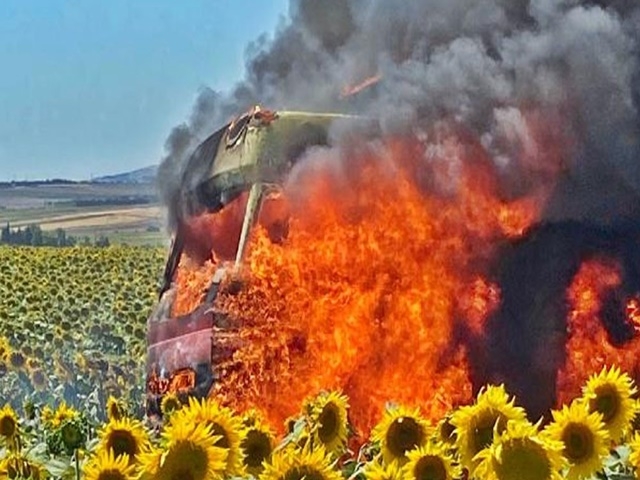Silivri’de Buğday yüklü kamyonda korkutan yangın