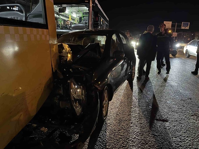 Avcılar’da bir otomobil park halindeki otobüslere çarptı: 2 yaralı