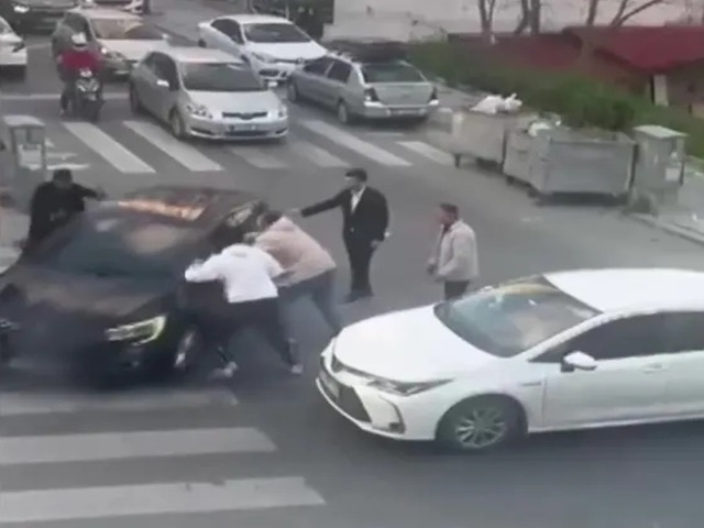 Esenyurt'ta trafikte tartışma pahalıya patladı! 360 bin TL para cezası kesildi