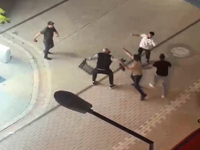 Esenyurt’ta Yabancı Uyruklu Şahısların Kavgası Kameraya Yansıdı