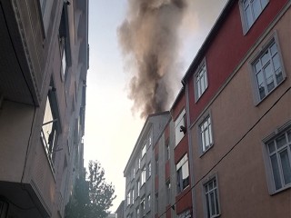 Esenyurt'ta binanın çatısı alev alev yandı