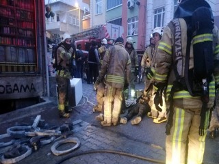 Esenyurt'ta yangın paniği: 2 işçi yerde böyle yardım bekledi