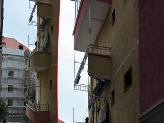 Avcılar’da bir binanın balkon çöktü