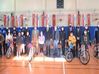 Emniyet Müdürü Aktaş’ın katılımıyla Esenyurt’ta çocuklara bisiklet dağıtıldı