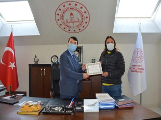 Esenyurt Ortaokulu Müdürü Tamer Turan'a Başarı Belgesi verildi