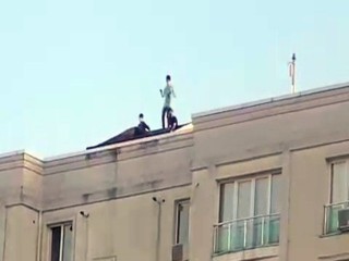 Esenyurt'ta video çeken gençler çatıda dans etti
