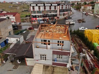 Arnavutköy’de çatısı uçan evler böyle görüntülendi