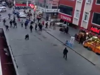 Esenyurt'ta sokak ortasında savaş! 40 kişi birbirine girdi