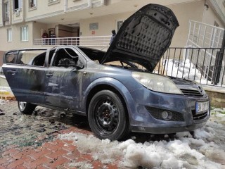 Beylikdüzü'nde park halindeki araç alev alev yandı