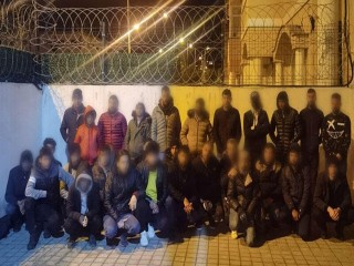 Büyükçekmece'de 39 göçmen TIR içinde yakalandı
