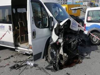 Esenyurt'ta Servis minibüsü kaza yaptı: 7 yaralı