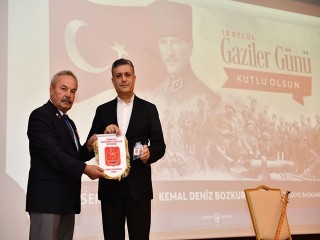 Gaziler, Başkan Bozkurt’a 81 ilden alınmış şehit toprağı hediye etti