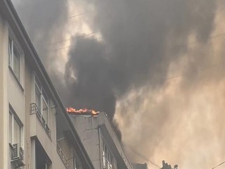 Esenyurt’ta bina çatısındaki yangın korkuya neden oldu