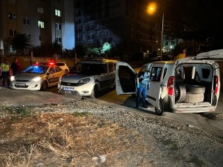 Esenyurt'ta Lastik hırsızları polisten kaçarken kaza yapınca koşarak kayıplara karıştı