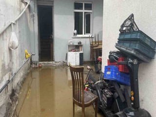 Esenyurt’ta İSKİ’ye ait rögar kapağı patladı: İki evi su bastı