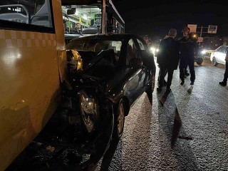 Avcılar’da bir otomobil park halindeki otobüslere çarptı: 2 yaralı