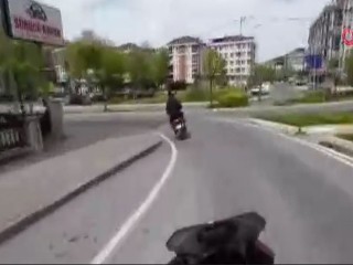 Beylikdüzü’nde polisten kaçan motosikletliler kask kamerasında
