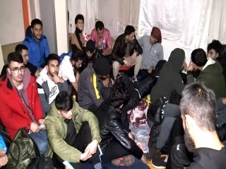 Avcılar'da aynı evde yaşayan 24 kaçak göçmen yakalandı