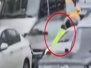 Esenyurt'ta kaçan şüpheliyi durdurmak isteyen polis metrelerce sürüklendi