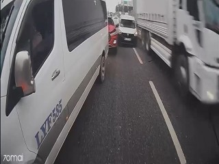 Esenyurt’ta zincirleme kaza 4 araç birbirine girdi