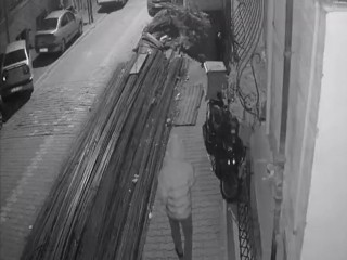 Önce dövdü sonra polise teslim etti