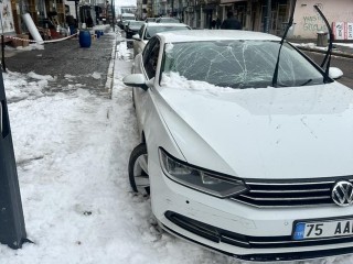 Ardahan’da Çatılardaki Kar kütleleri, Can ve mal güvenliğini riske atıyor
