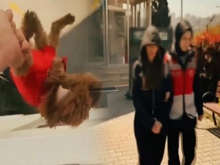 Esenyurt’ta kaydedilen görüntü infial yarattı: Köpeği balkondan sarkıttı!