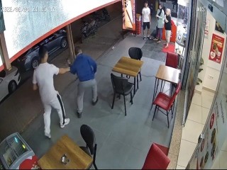 Esenyurt'ta Dehşet Anları: Bıçak Çeken Şüpheli Kamerada