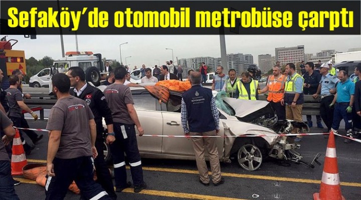 Sefaköy'de otomobil metrobüse çarptı