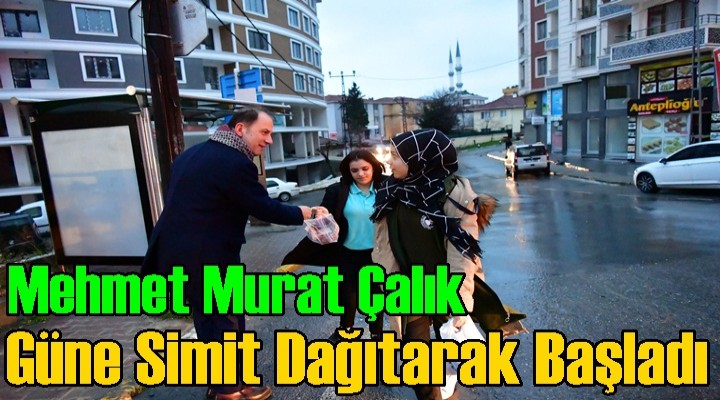 Mehmet Murat Çalık; Güne Vatandaşa simit Dağıtarak Başladı
