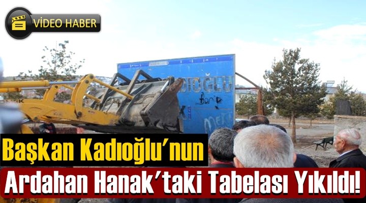 Başkan Kadıoğlu'nun, Hanak'taki Tabelası Yıkıldı