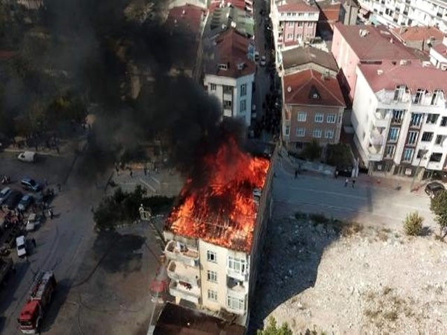 Esenyurt'ta 4 katlı binanın çatısı alev alev yanıyor