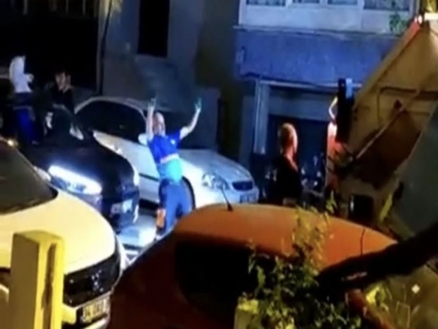 Esenyurt'ta çöp toplayan belediye görevlisinin dansı ilgi topladı