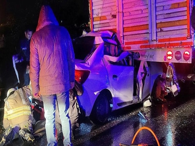 İstanbul'da Korkunç Kaza! Tırın Altına Girdi: 1 Ölü, 2 Yaralı!