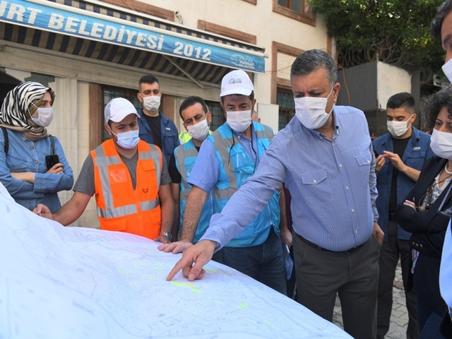 Başkan Bozkurt Vatandaşların Yaralarını Sarıyor