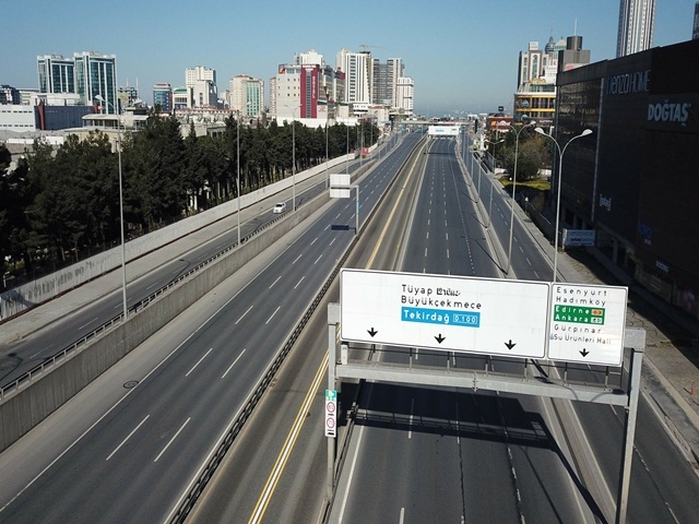 Esenyurt’ta yollar, kısıtlama kararıyla boş kaldı