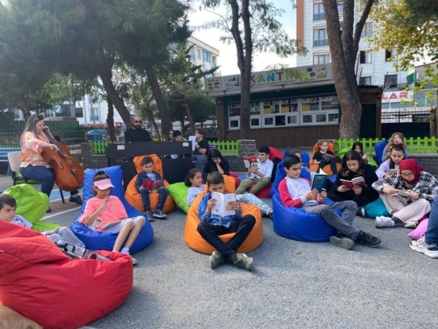 Esenyurt'un Renga Renk Okulu'nda Kitap okuma etkinliği