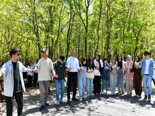 Gençler sınav stresini halay çekerek attı