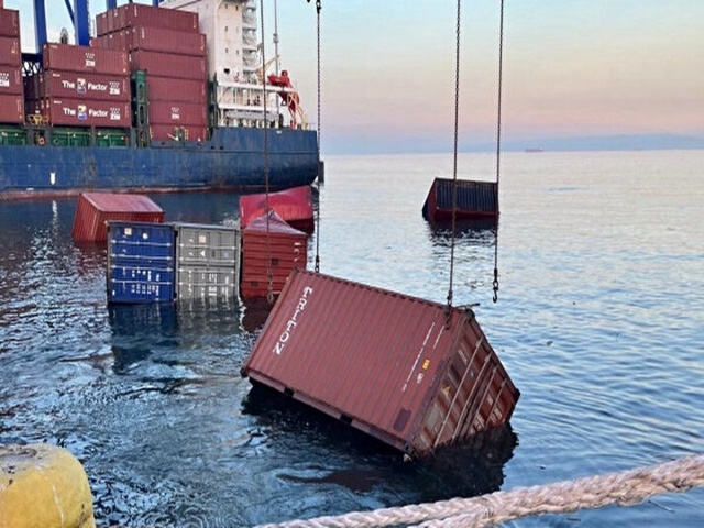 Ambarlı Limanı'nda 28 konteyner denize düştü