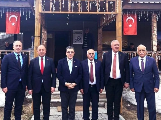 Göle Belediye Başkanı Budak’ın Demir’le Aynı Kareye Girişi Tartışma Yarattı!