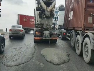 Esenyurt’ta mikserler yollara beton dökerek tehlike saçıyor