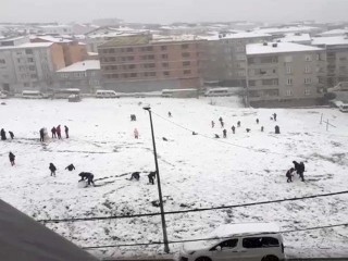 Esenyurt beyaza bürününce çocuklar kısıtlamayı unuttu